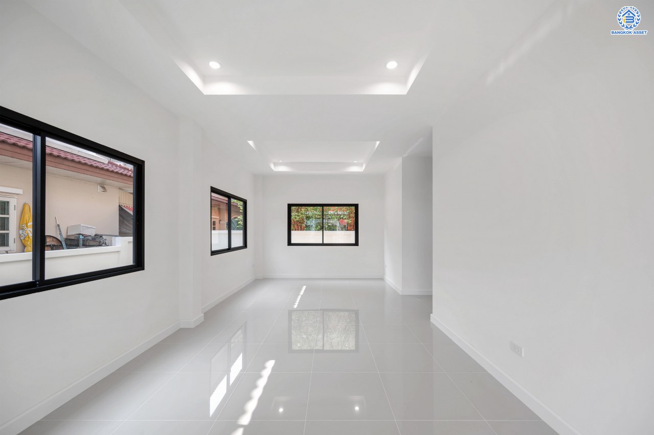 บ้านมือสองตกแต่งใหม่ โครงการ รติรมย์2 ราชพฤกษ์-กาญจนาภิเษก ซ.สวนผัก32 ส่วนกลางครบครัน พร้อมอยู่ เนื้อที่ 56 ตร.ว. ฟังก์ชัน 3 ห้องนอน 2 ห้องน้ำ 1 ห้องอเนกประสงค์ จอดรถได้ 2 คัน บนทำเลศักยภาพ เชื่อมต่อหลายเส้นทาง ใกล้ทางด่วน "ศรีรัช" และเซ็นทรัล เวสต์วิลล์...